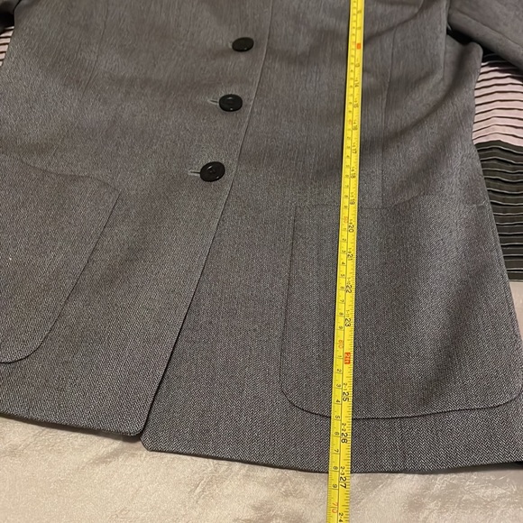 Liz Claiborne Gray Herringbone Wool Blazer. Size 4. - Picture 8 of 10